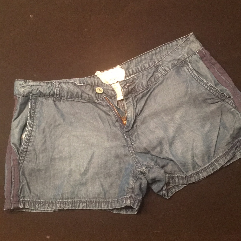 Flowy dark wash denim shorts SIZE: 5 / 27